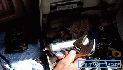 Şimdi mikseri borulara bağlamanız gerekiyor Şimdi mikseri borulara bağlamanız gerekiyor