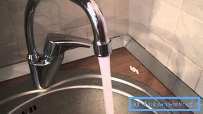 Havalandırıcı, minimum su akışı ile hacimsel bir akış oluşturur. Havalandırıcı, minimum su akışı ile hacimsel bir akış oluşturur.