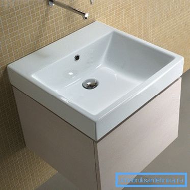 Kaide asılı temiz yarım metrelik lavabo Kaide asılı temiz yarım metrelik lavabo