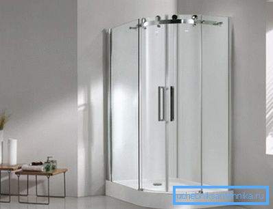 Minimalist bir iç mekanda alçak bir bodruma sahip, akrilik köşe duş 100x100 Minimalist bir iç mekanda alçak bir bodruma sahip, akrilik köşe duş 100x100