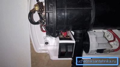 Cihazın içinde bir ısı değiştirici ile tank. Cihazın içinde bir ısı değiştirici ile tank.