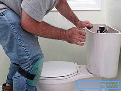 Tank, sadece cihaza dahil edilmesi gereken özel bağlantı elemanlarının yardımıyla sabitlenmelidir. Tank, sadece cihaza dahil edilmesi gereken özel bağlantı elemanlarının yardımıyla sabitlenmelidir.