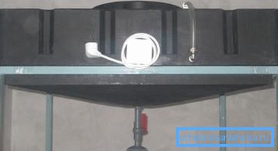 Isıtma ile plastik bir stand üzerinde tank. Isıtma ile plastik bir stand üzerinde tank.