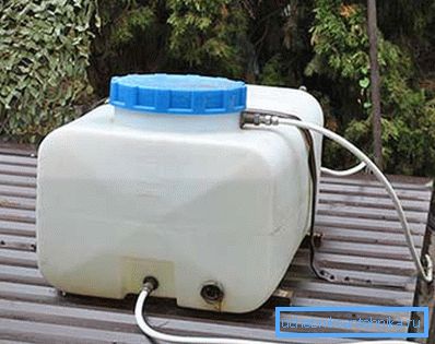 Yaz duşun çatısında tank. Yaz duşun çatısında tank.