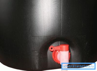 Plastik mandallı tank. Plastik mandallı tank.