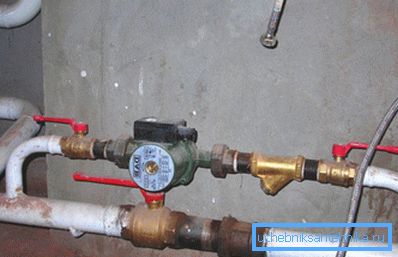 Fotoğraftaki pompa ekleri arasındaki baypas devrenin doğal dolaşımla çalışmasına izin verir. Fotoğraftaki pompa ekleri arasındaki baypas devrenin doğal dolaşımla çalışmasına izin verir.