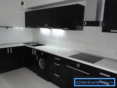 Modern mutfak iç beyaz masa üstü ve siyah lavabo Modern mutfak iç beyaz masa üstü ve siyah lavabo