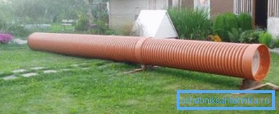 Plastikten yapılmış büyük dikişsiz boru. Plastikten yapılmış büyük dikişsiz boru.