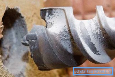 Beton duvarlar, özel bir matkap veya elmas aleti ile en iyi şekilde delinir. Beton duvarlar, özel bir matkap veya elmas aleti ile en iyi şekilde delinir.