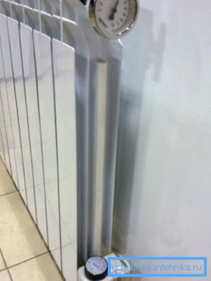 Elektrikli ısıtma elemanı ile Bimetalik radyatör Elektrikli ısıtma elemanı ile Bimetalik radyatör