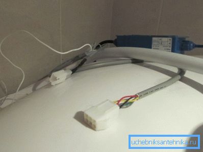 Konektörlerin şekli nedeniyle, onları karıştırmak zordur. Konektörlerin şekli nedeniyle, onları karıştırmak zordur.