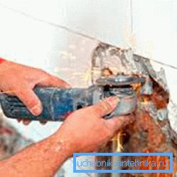 Bulgar duvarda bir duvar oluşturmaya ve eski bitirme malzemelerini çıkarmaya yardımcı olacak. Bulgar duvarda bir duvar oluşturmaya ve eski bitirme malzemelerini çıkarmaya yardımcı olacak.