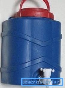 Musluk ile büyük plastik lavabo Musluk ile büyük plastik lavabo
