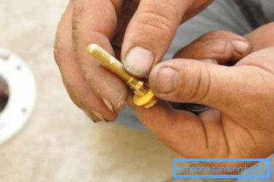 Doğrudan bir serbest bırakma ile tuvaleti yere sabitlemek için cıvatalar Doğrudan bir serbest bırakma ile tuvaleti yere sabitlemek için cıvatalar
