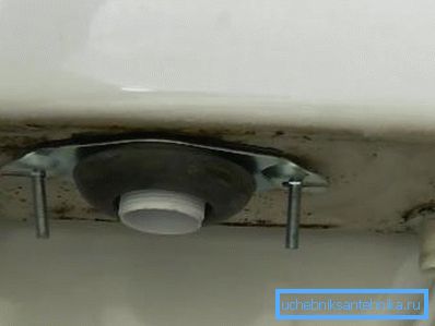 Cıvatalar tankı ve tuvalet bağlantılarını sabitler Cıvatalar tankı ve tuvalet bağlantılarını sabitler