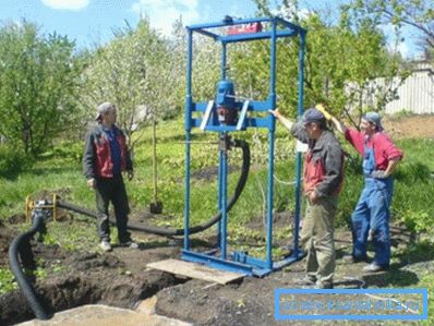 Uzmanlardan oluşan bir ekip, su kuyularının rotary sondajını gerçekleştirir. Uzmanlardan oluşan bir ekip, su kuyularının rotary sondajını gerçekleştirir.