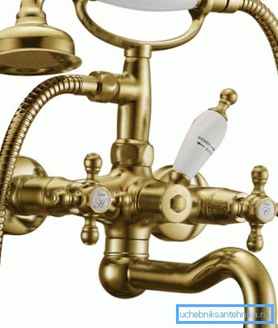 Duşlu bronz musluk lüks görünüyor Duşlu bronz musluk lüks görünüyor