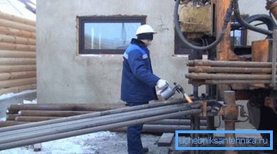 Sondaj ekipmanlarının kullanımı ile artezyen kuyularının sondajı. Sondaj ekipmanlarının kullanımı ile artezyen kuyularının sondajı.