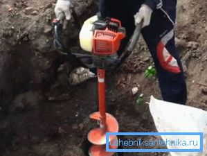 Benzinli motorlu sondaj makinesi. Benzinli motorlu sondaj makinesi.