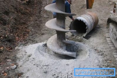 Sondaj kulesi, birkaç saat boyunca 20 metre toprak geçer. Ne yazık ki, teknolojiyi çekme fırsatı her zaman değil. Sondaj kulesi, birkaç saat boyunca 20 metre toprak geçer. Ne yazık ki, teknolojiyi çekme fırsatı her zaman değil.