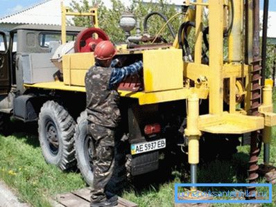 Sondaj kulesi kamyon şasisine monte edilmiştir Sondaj kulesi kamyon şasisine monte edilmiştir