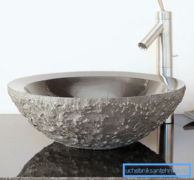 Kase lavabo ve tezgah üstü doğal taştan yapılmıştır. Kase lavabo ve tezgah üstü doğal taştan yapılmıştır.
