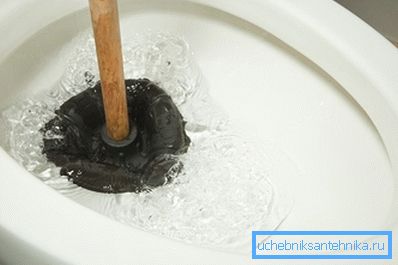 Tıkanma pistonundan tuvaleti temizleme Tıkanma pistonundan tuvaleti temizleme