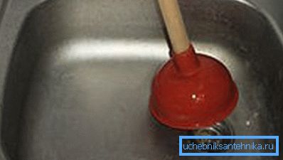 Bir piston ile temizlik yapmak kolay ve basittir. Bir piston ile temizlik yapmak kolay ve basittir.