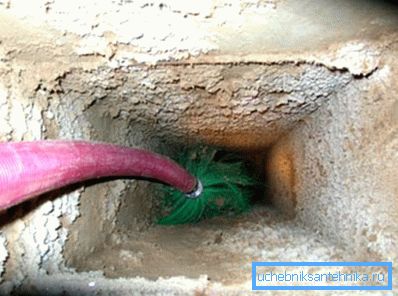 Bir apartman dairesinde bir fırçayla havalandırma temizliği Bir apartman dairesinde bir fırçayla havalandırma temizliği