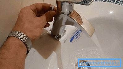 Kanalizasyonun kontrol edilmesi için, tam bir lavabo suyu toplamak ve boşaltmak yeterlidir. Kanalizasyonun kontrol edilmesi için, tam bir lavabo suyu toplamak ve boşaltmak yeterlidir.
