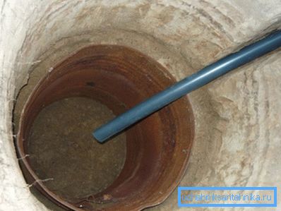 Plastik borudan bir tahliye yapıyoruz. Plastik borudan bir tahliye yapıyoruz.