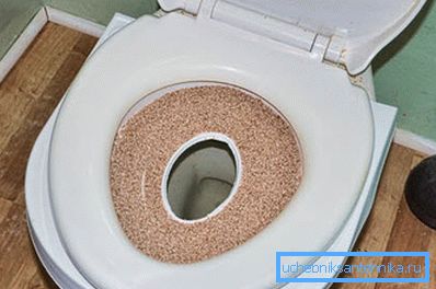 Plastikte küçük bir delik açarız. Plastikte küçük bir delik açarız.