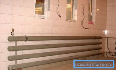 Garajı kendi ellerinizle ısıtmak, radyatörleri ve kayıtları kullanabilirsiniz. Garajı kendi ellerinizle ısıtmak, radyatörleri ve kayıtları kullanabilirsiniz.