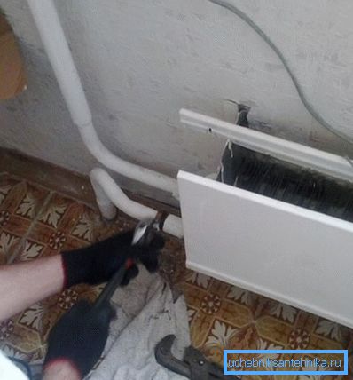 Eski radyatörün anahtarlarla sökülmesi Eski radyatörün anahtarlarla sökülmesi