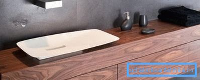 Banyodaki ahşap, dikkatlice neme karşı korunmalıdır. Banyodaki ahşap, dikkatlice neme karşı korunmalıdır.