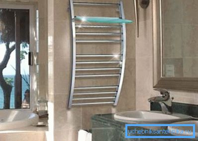 Havlu tutucular, şekil ve boyutta farklılık gösterir, ayrıca banyo aksesuarları için raflar kurma imkanı Havlu tutucular, şekil ve boyutta farklılık gösterir, ayrıca banyo aksesuarları için raflar kurma imkanı