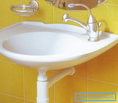 Bebek lavabosu, daire banyosunun içine mükemmel uyum sağlar Bebek lavabosu, daire banyosunun içine mükemmel uyum sağlar