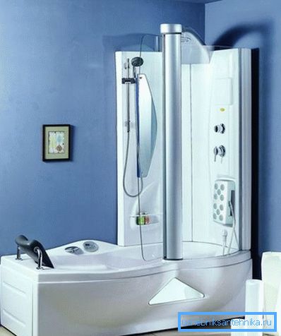 Duşlu küçük bir banyo tasarımı oldukça ilginç ve sıra dışı görünüyor. Duşlu küçük bir banyo tasarımı oldukça ilginç ve sıra dışı görünüyor.
