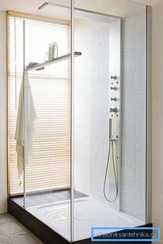 Düşük taban ile duvara monte duş ile banyo tasarımı Düşük taban ile duvara monte duş ile banyo tasarımı