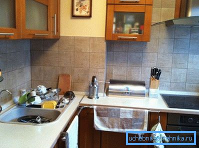 Büyük bir lavabo için geniş bir mutfağa ihtiyacınız var. Büyük bir lavabo için geniş bir mutfağa ihtiyacınız var.