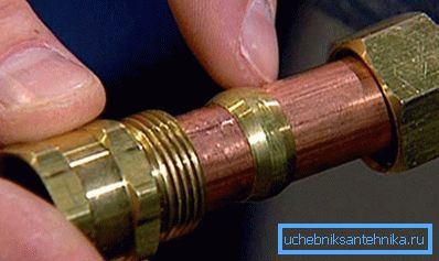 Soğuk bağlantılar için sıkıştırma armatürleri kullanılabilir. Soğuk bağlantılar için sıkıştırma armatürleri kullanılabilir.