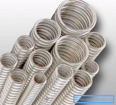 Bazı çalışma türleri için metal malzemeler hala kullanılmaktadır, çünkü bunlar ek bir ekranın işlevini yerine getirmekte, bu da akan akımların etkisini ortadan kaldırmaktadır. Bazı çalışma türleri için metal malzemeler hala kullanılmaktadır, çünkü bunlar ek bir ekranın işlevini yerine getirmekte, bu da akan akımların etkisini ortadan kaldırmaktadır.