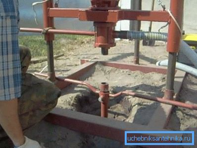 Gövdenin gövdeye çerçevesini kolaylaştırmak için özel bir kelepçe takılabilir. Gövdenin gövdeye çerçevesini kolaylaştırmak için özel bir kelepçe takılabilir.