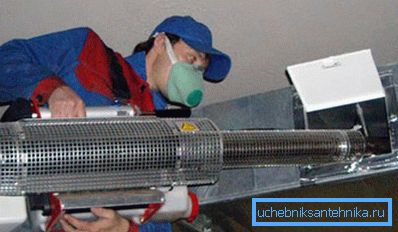 Temizlik, kullanımında belirli beceriler gerektirebilecek özel ekipman gerektirebilir. Temizlik, kullanımında belirli beceriler gerektirebilecek özel ekipman gerektirebilir.