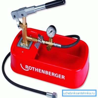 Basınç göstergesi olan bir el pompası, devre dışı bırakılmış basınç testi için kullanılabilir. Basınç göstergesi olan bir el pompası, devre dışı bırakılmış basınç testi için kullanılabilir.