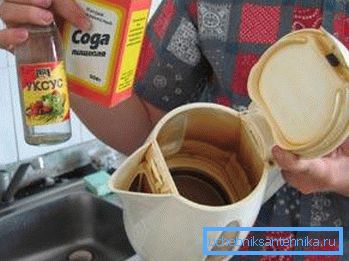 Sirke ve soda ile boruları temizlemek için kaynar suya ihtiyaç duyacaktır. Sirke ve soda ile boruları temizlemek için kaynar suya ihtiyaç duyacaktır.
