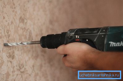 Duvarda delik yapmak için bir yumruk kullanmak daha iyidir Duvarda delik yapmak için bir yumruk kullanmak daha iyidir