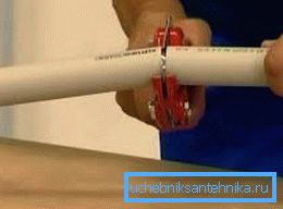 Bu tip malzemelerle çalışmak için, herhangi bir çapak bırakmadan neredeyse mükemmel bir şekilde pürüzsüz bir şekilde kesilmesine izin verecek özel makas almaya değer. Bu tip malzemelerle çalışmak için, herhangi bir çapak bırakmadan neredeyse mükemmel bir şekilde pürüzsüz bir şekilde kesilmesine izin verecek özel makas almaya değer.