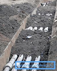 Isıtma en ekonomik için, belki de hrizotiltsementnuyu boru adlandırılabilir - pahalı dengeleyici gerek montajı için, bu nedenle, 12 kat çelikten daha düşük ısıtma altında deformasyon katsayısı yeterince düşük bir teploprovodnostyu.Krome sahip olduğundan bu, güçlü bir yalıtım gerektirmez debriyaj. nedeniyle, bileşimin asbest üzerinde, bu nedenle, organik büyümeleri geçirgenliğini oluşturulabilir veya hemen hemen hiç ponizhaetsya.V (takviye rağmen) kendi kırılganlık asbest çimento boru notlar arasında aynı zamanda kullanıcı olduğu akış direnci olduğu - taşıma sırasında darbe ve sarsıntılardan korkar. Bu tür boru hatlarını kurarken, iki görsel denetleme yapılması zorunludur - bir tanesi siperdeki boşaltmadan sonra diğeri - döşeme yapıldıktan sonra. Yerleştirme, lastik contaları olan muntazam kaplinler kullanılarak gerçekleştirilir. Asbest-çimento ısıtması hazırlama sürecinde fotoğraflar