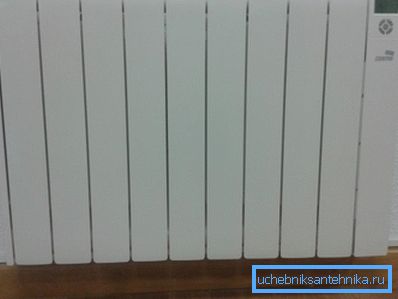 Ek bir avantaj, odadaki optimal mikro iklimi korumak için sıcaklığı ayarlamanıza izin veren bir elektronik termostatın varlığıdır. Ek bir avantaj, odadaki optimal mikro iklimi korumak için sıcaklığı ayarlamanıza izin veren bir elektronik termostatın varlığıdır.